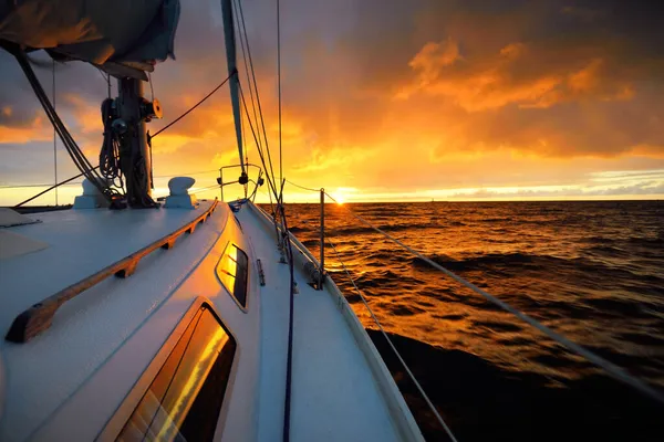 Λευκό Γιοτ Που Πλέει Ανοιχτή Θάλασσα Ηλιοβασίλεμα Θέα Από Κατάστρωμα — Φωτογραφία Αρχείου
