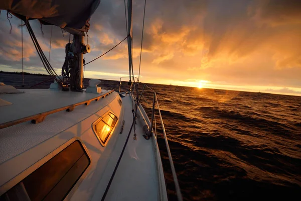 Біла Яхта Пливе Відкритому Морі Заході Сонця Вид Палуби Лук — стокове фото