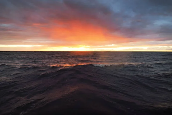 Dramatyczny Zachód Słońca Nad Morzem Kolorowe Świecące Złote Różowe Chmury — Zdjęcie stockowe
