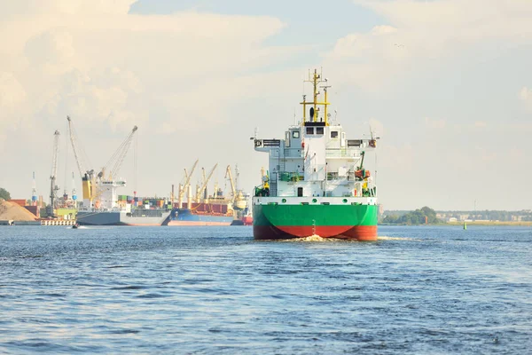 Gran Granelero Verde Que Llega Terminal Carga Atardecer Naves Grúas — Foto de Stock