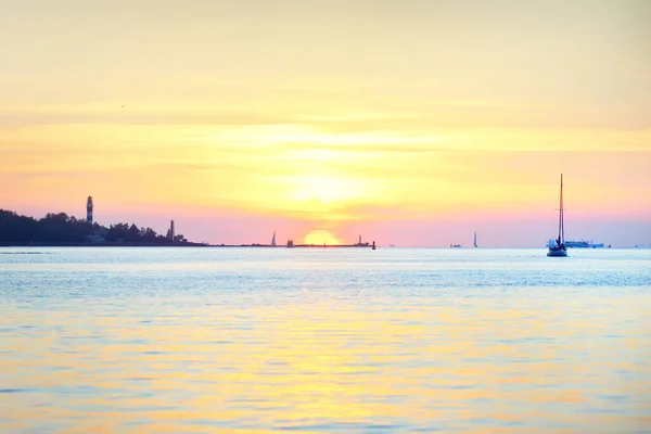 Schaluppengängige Yachten Segeln Bei Sonnenuntergang Der Nähe Des Leuchtturms Golf — Stockfoto