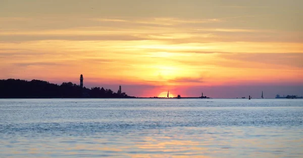 Sloop Velejou Perto Farol Pôr Sol Golfo Riga Mar Báltico — Fotografia de Stock