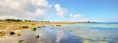 Plouguerneau, Brittany, Fransa 'daki Rocky okyanus kıyısı. Resimli panoramik manzara. Idyllic manzara. Saf doğa, çevre, eko turizm, seyahat noktaları, ulusal simgeler, yelkencilik, seyahat