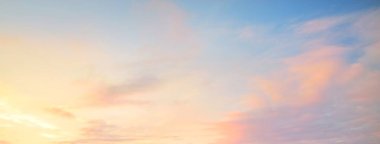 Açık mavi gökyüzü. Pembe ve altın rengi sirrus ve kümülüs bulutları fırtına üstüne, yumuşak güneş ışığı. Dramatik gün batımı bulutları. Meteoroloji, cennet, barış, grafik kaynakları, pitoresk panoramik manzara