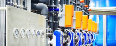 Ozmoz endüstriyel su arıtma istasyonunu tersine çevirin. Boruların görsel ritmi