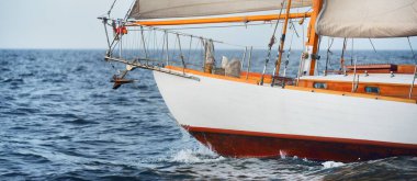 Eski pahalı iki direkli yelkenli (yawl) yakın çekim, fırtına sırasında açık denizde yelken. Spor, gezi, turizm, eğlence, ulaşım, deniz aracı. Panoramik manzara, deniz manzarası