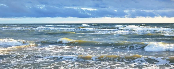 日没の雷雨の後 バルト海 ラトビアのベントスピルス カラフルな輝く雲 波と水が飛び散った 壮大な海の景色 サイクロン 悪天候 気象学 生態学 — ストック写真