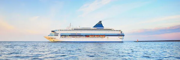 Grande Navio Cruzeiro Branco Navio Passageiros Navegando Mar Báltico Pôr — Fotografia de Stock