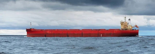 Μεγάλο Κόκκινο Φορτηγό Πλοίο Πλέει Ανοιχτή Θάλασσα Κάτω Από Τον — Φωτογραφία Αρχείου