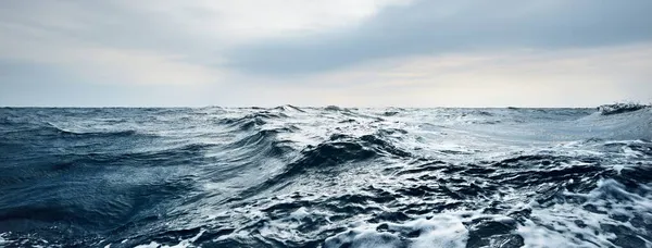 雷雨の前に開いているバルト海の上に雲を育てる スウェーデン劇的な空 壮大な景色 ヨットからの眺め 荒天時の航海 — ストック写真