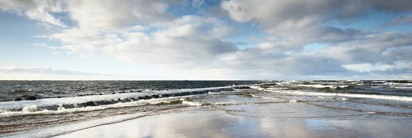 Stormmoln Över Östersjön Cyklon Vintern Dramatisk Himmel Vågor Och Vattenstänk — Stockfoto