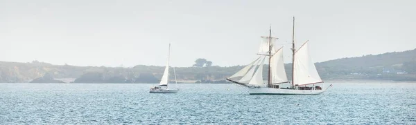 Uma Elegante Escuna Dois Mastros Navio Alto Moderno Iate Branco — Fotografia de Stock