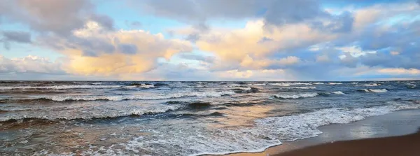 Яскраві Хмари Заходу Сонця Над Балтійським Морем Циклон Взимку Драматичне — стокове фото