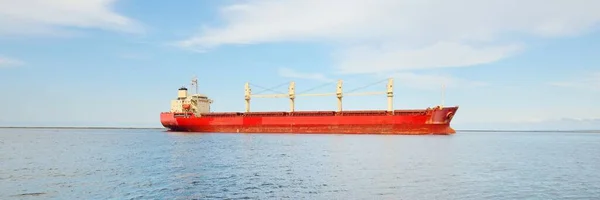 Gran Granelero Rojo Buque Carga Con Grúas Que Navegan Mar —  Fotos de Stock