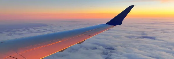솜털이 장식용 뭉게구름 황금빛 비행기에서 바라보는 파노라마의 날개를 클로즈업 꿈같은 — 스톡 사진