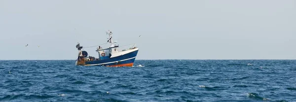 Açık Bir Akdeniz Küçük Bir Balıkçı Teknesi Yakın Planda Yattan — Stok fotoğraf