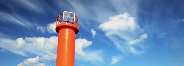 Tiefansicht Des Orangefarbenen Leuchtturms Mit Solarbatterie Gegen Klaren Blauen Himmel — Stockfoto