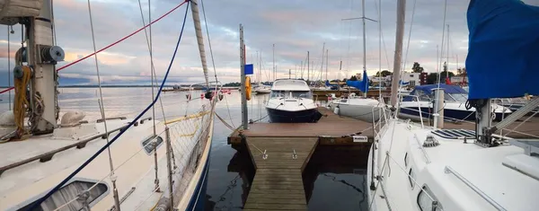 优雅而现代的帆船和切割机停泊在游艇码头上 芬兰汉科半岛 休闲活动 — 图库照片