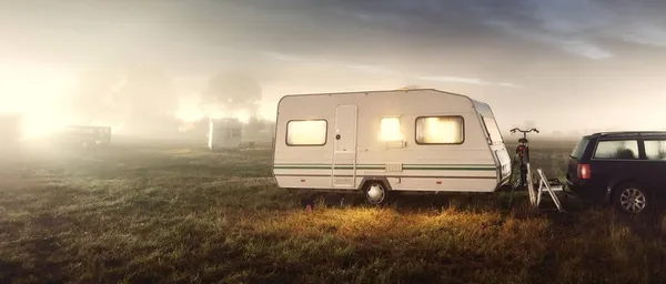 Caravane Blanche Remorque Sur Une Pelouse Verte Dans Camping Ciel — Photo