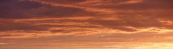 Céu Azul Claro Brilhante Cirro Rosa Dourado Nuvens Cúmulos Após — Fotografia de Stock