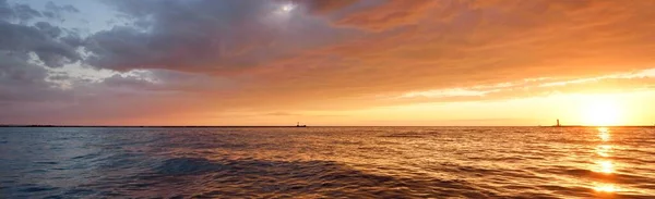 Baltic Sea Sunset Dramatic Sky Glowing Clouds Reflecting Water Lighthouse — Stock Photo, Image