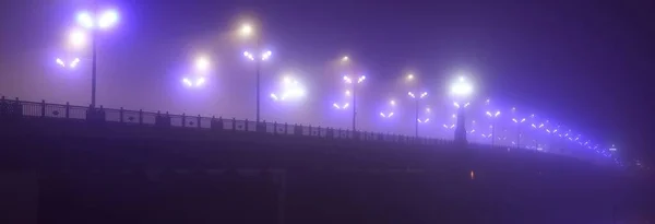 Ponte Pedra Vazia Iluminada Num Nevoeiro Noite Lanternas Perto Simetria — Fotografia de Stock