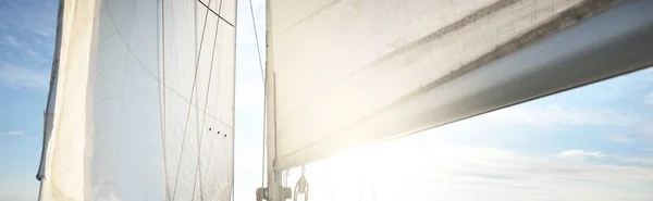 Biały Jacht Żeglujący Deszczu Widok Bliska Pokładu Dziobu Jasne Błękitne — Zdjęcie stockowe