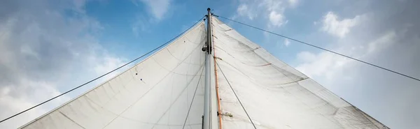 曇った青い空に対してスループを装備したヨットの白い帆 セーリングとリギング装置 レクリエーションのテーマ ノルウェー — ストック写真