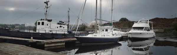 Vieux Remorqueur Voiliers Élégants Modernes Amarrés Une Jetée Dans Port — Photo