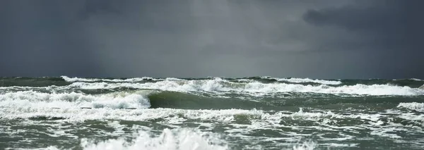 Mar Baltico Sotto Nuvole Drammatiche Scure Dopo Temporale Ventspils Lettonia — Foto Stock