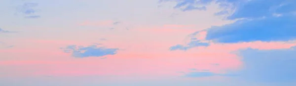 Ciel Bleu Clair Cirrus Rose Doré Lumineux Cumulus Nuages Après — Photo