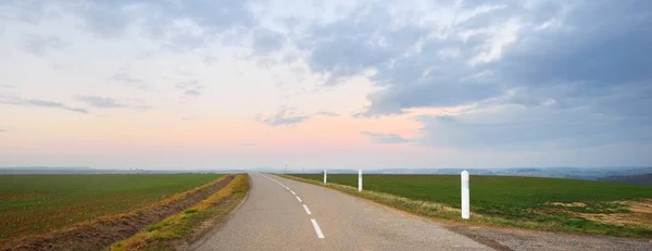 Пустая Асфальтовая Дорога Шоссе Через Поля Закате Драматическое Небо Франция — стоковое фото