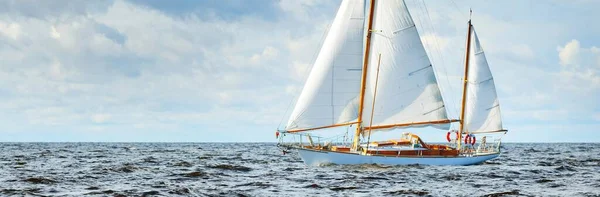 Velho Veleiro Madeira Vintage Caro Yawl Close Navegando Mar Aberto — Fotografia de Stock