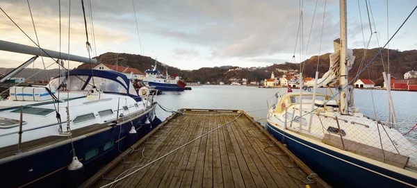 Barcos Motor Veleiros Barcos Pesca Ancorados Cais Uma Pequena Aldeia — Fotografia de Stock