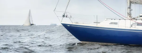 Синяя Шлюп Оборудованная Яхта Стояла Якоре Берегов Англии Тёмным Небом — стоковое фото
