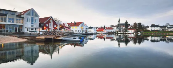 Panoramiczny Widok Małą Wioskę Południowej Norwegii Staw Przystań Jachtowa Tradycyjne — Zdjęcie stockowe