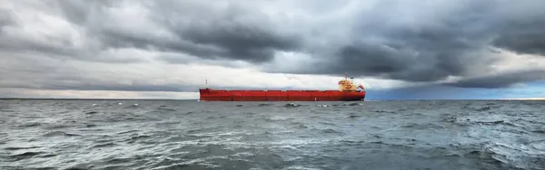 Groot Rood Vrachtschip Varen Een Open Zee Onder Donkere Zonsondergang — Stockfoto