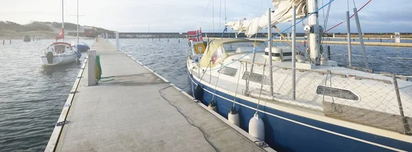 Segelbåtar Förtöjda Till Brygga Yacht Marina Klar Dag Blå Himmel — Stockfoto