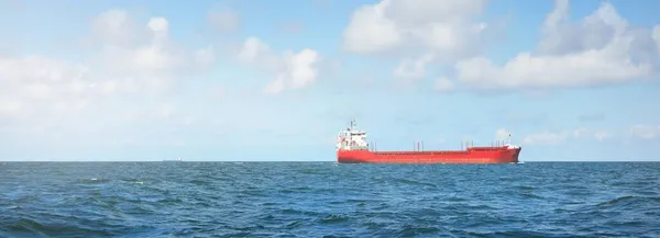 Grande Nave Carico Rossa Che Naviga Nel Mare Del Nord — Foto Stock