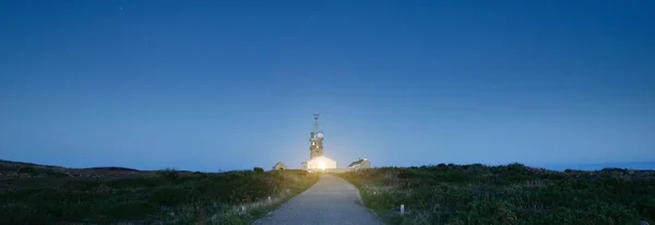 Epico Cielo Stellato Blu Chiaro Sopra Faro All Alba Rocky — Foto Stock