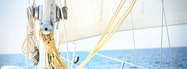 Açık Denizde Açık Bir Günde Beyaz Bir Yat Güverteden Pruvaya — Stok fotoğraf