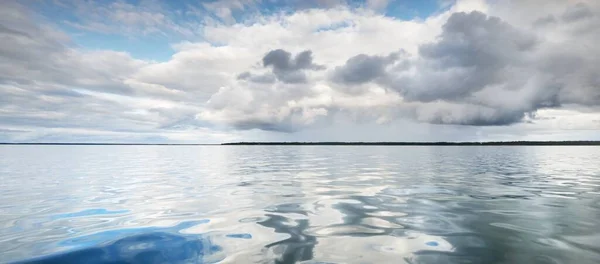 湾与对称反射在水晶清澈的水 天然的镜子 戏剧化的天空 观赏性的积云雨前 斯堪的纳维亚半岛的自然特征芬兰汉科半岛 全景视图 — 图库照片