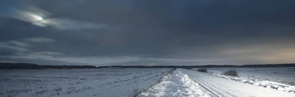 Met Sneeuw Bedekte Landweg Door Het Veld Het Bos Nachts — Stockfoto