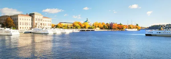 Passagerarfartyg Förtöjda Vid Brygga Nära Nationalmuseum Och Skeppsholmens Kyrka Stockholm — Stockfoto