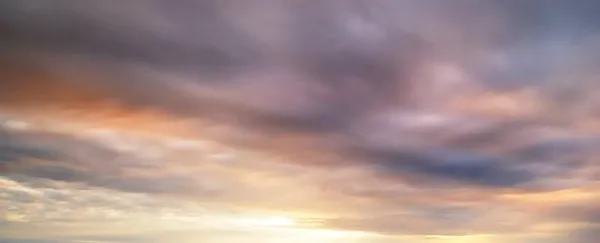 Cielo Azul Claro Resplandeciente Cirro Rosado Dorado Nubes Cúmulos Después — Foto de Stock