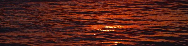 Mar Báltico Atardecer Cielo Dramático Luz Dorada Reflejándose Agua Patrón —  Fotos de Stock