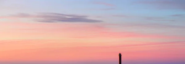 Ясное Голубое Небо Сияющими Розовыми Перистыми Кучевыми Облаками Закате Маяк — стоковое фото