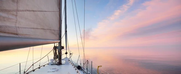 Witte Jacht Zeilen Een Open Zee Bij Zonsondergang Van Dichtbij — Stockfoto