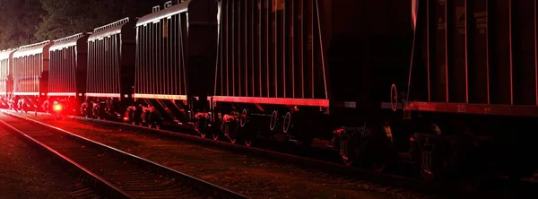 Large Cargo Train Goods Leaving Terminal Night Wagons Containers Close — Stock Photo, Image