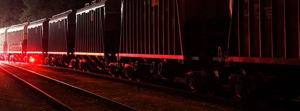 Grande Treno Merci Con Merci Partenza Dal Terminal Notte Carri — Foto Stock